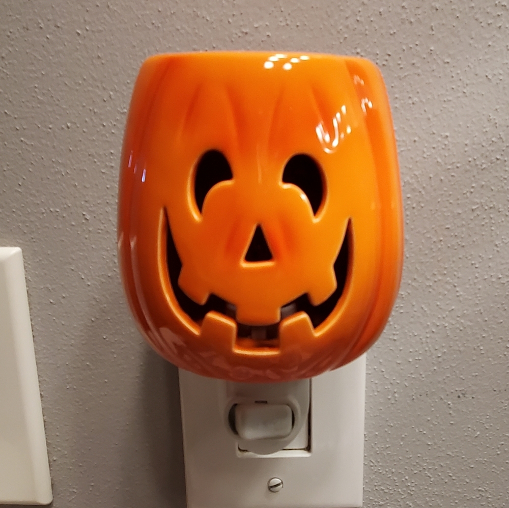 Cut it Out Scentsy Plugin Mini Warmer Pumpkin - Picture 12 of 14